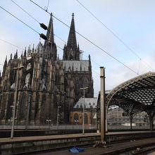 ホーム端より大聖堂を望む