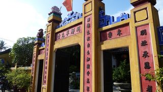 ホイアン布市場の前にある