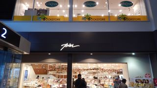 よく売れるお土産がわかりやすく並べられていました