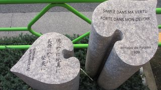 明石小学校の前から佃大橋西交差点に向って進んだ左手の歩道にあります