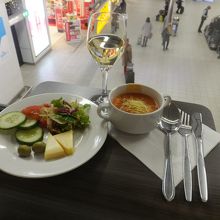 免税店などを見下ろしながらお食事