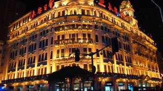 古きよき上海租界を思わせる、豪奢な作りの美しい百貨店。