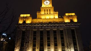 時計塔が目立ちます