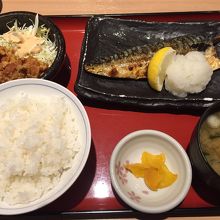 鯖と唐揚げの定食