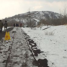 朝10時過ぎでは、展望台に向かう道はまだ凍結していた