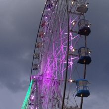 大きな観覧車があります。