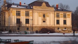 スツキ宮殿の西側の公園