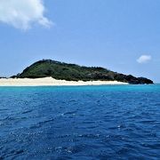 無人島渡しの島の中でも美しい砂浜が最も絵になる島ですが座間味の海のすばらしさでは他の無人島に劣ります。