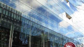 ガラス張りの建物