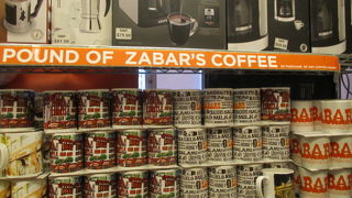 高級なスーパーです。オレンジのゼイバーズのロゴ入りオリジナル商品