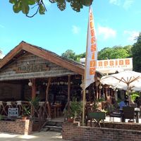 奥にレセプションとホテルが。