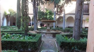 幾何学模様の中庭