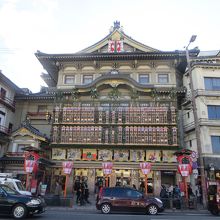 外国人観光客に間から。