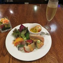 前菜の盛り合わせとCAVA。