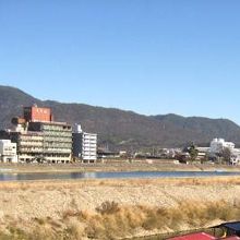 長良川沿いに温泉旅館やホテルが立ち並びます。