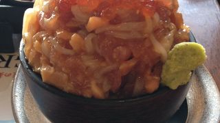 インパクト大の漁師の漬け丼