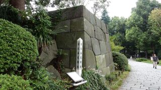 日本初の西洋式庭園　しかし、日比谷見附跡でもあり江戸城の遺構が現存