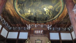 天井に描かれた龍。