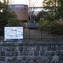 離れたところから撮った一枚 (手前が歩道)