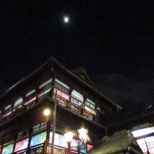 本館の上には綺麗な月が出ていた。