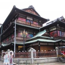 道後温泉本館を横から見る。