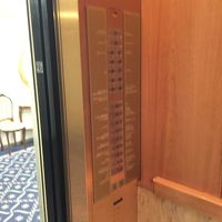 エレベーターの中