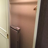 ワードローブの中〜ズボンプレッサーも