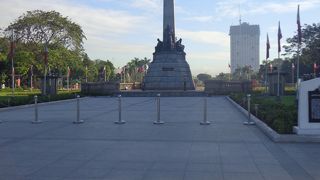 記念碑の下で英兵が直立不動