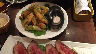 音楽と食事を楽しめます