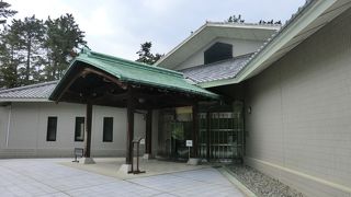 昭和天皇が、採集された海洋生物の標本