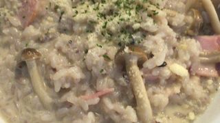 国際線エリア内でパスタを食べる