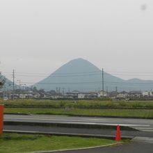 店前から見える「近江富士（三上山）」