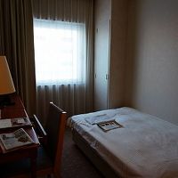 シングルルーム。狭い。