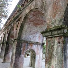 すっかり葉が落ちた木々。