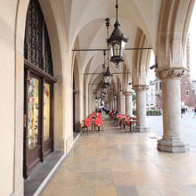 広場に面してカフェやレストランもあります