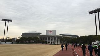 スタジアムが３つ、博物館、草野球場、テニスコートなどを備える大型公園