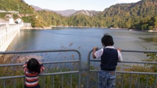 山とダムのコントラスト