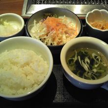 サラダ・キムチ・小鉢・ご飯・スープ