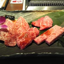 お肉登場♪品よくきれいに盛り付けられています。