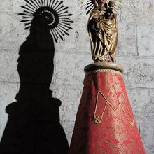 サンタ・カタリナ教会内には、小さな像がいくつも。