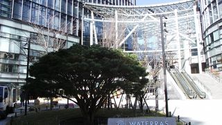 淡路小学校跡に出来た複合商業施設です