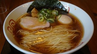 細麺がきれいに折りたたまれています