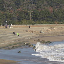 君ヶ浜でくつろぐ観光客