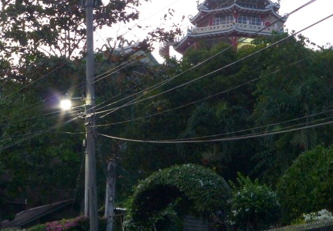 高級住宅街の中の寺院