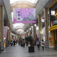 アーケード街を自転車が多く走行しています