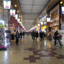 アーケード街を自転車が多く走行しています