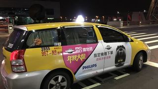 台北１０１のカウントダウン後、タクシーで桃園空港へ向かいました。