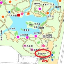内庭大門は、六義園の正門を入り、左側に行くと見えてきます。