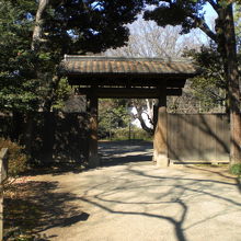 六義園の内庭大門の表外観です。左側に案内板があります。