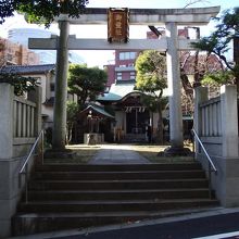 坂沿いの鳥居